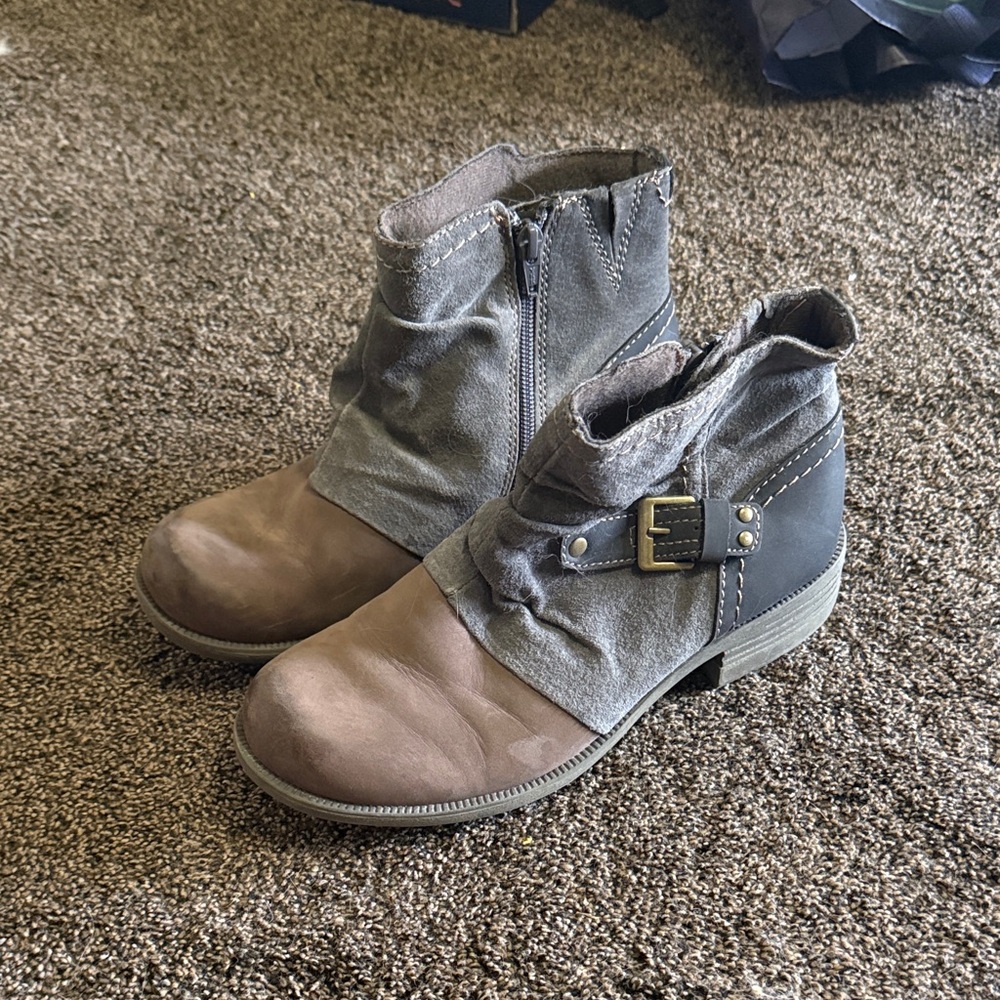 Earth Origins Two-Tone Taupe and Gray Ankle Booties with Side Buckle